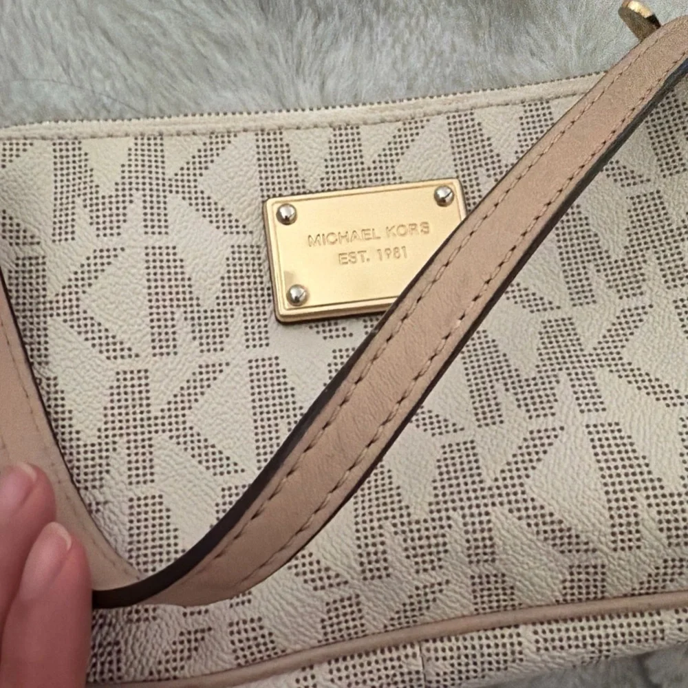 Michael Kors Tan Monogram Shoulder Bag - Picture 5 of 9